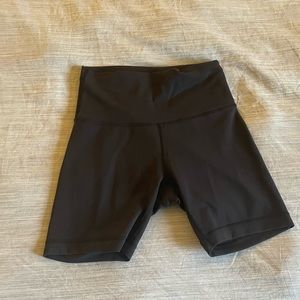 WUNDER TRAIN HIGH-RISE SHORT 6" in black size 4